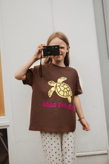 MINI SEAS THE DAY TURTLE T-SHIRT IN BROWN