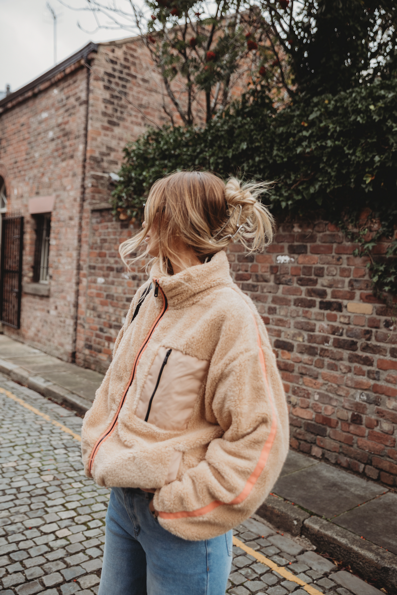TEDDY FLEECE ZIP JACKET IN SAND