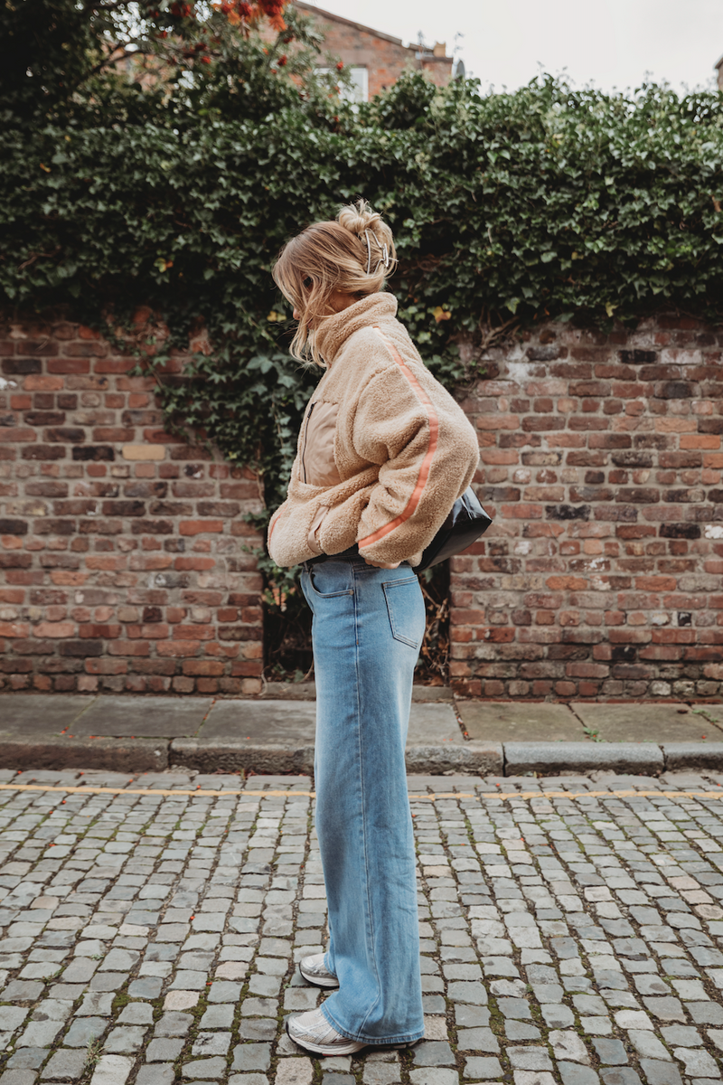 TEDDY FLEECE ZIP JACKET IN SAND